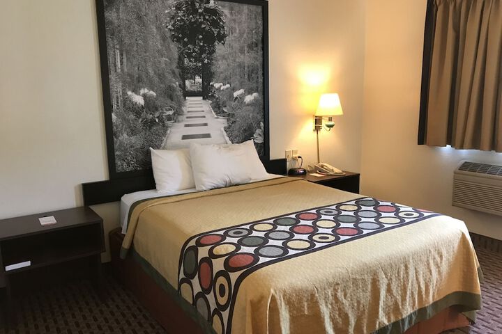 1 Queen Bed Accessible Room (11 of 14)