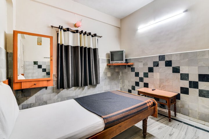 Room 8 of 13