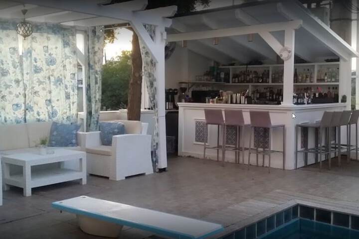 Lounge 28 of 34