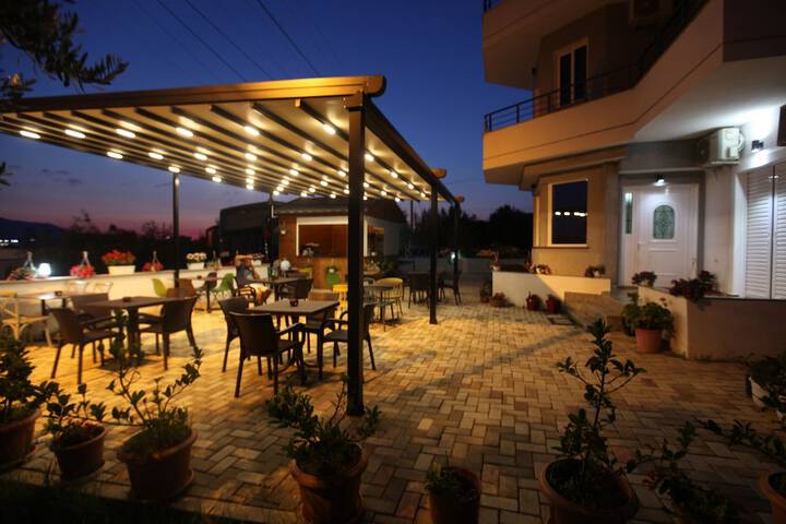 Lounge 56 of 113