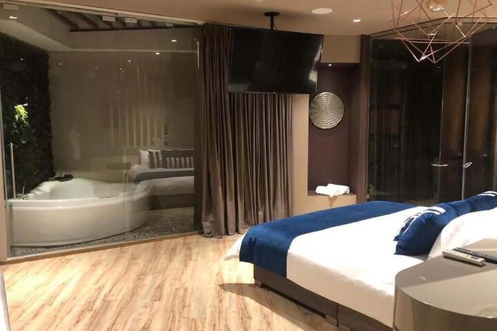 Room 6 of 13