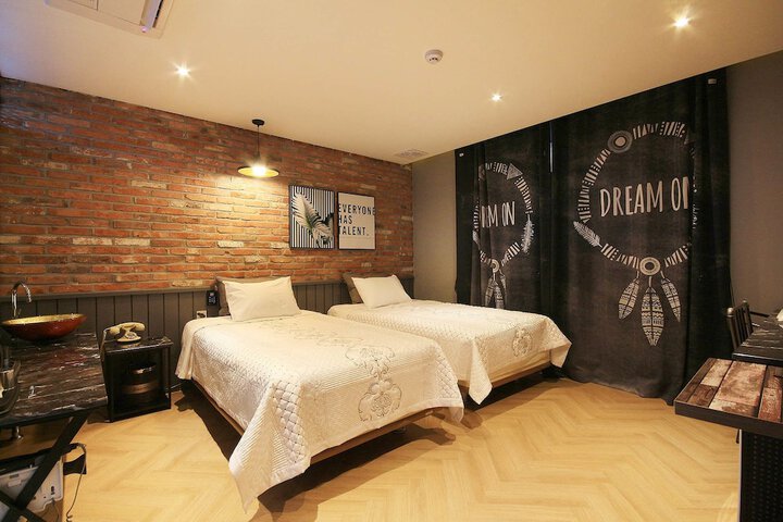 Room 19 of 44