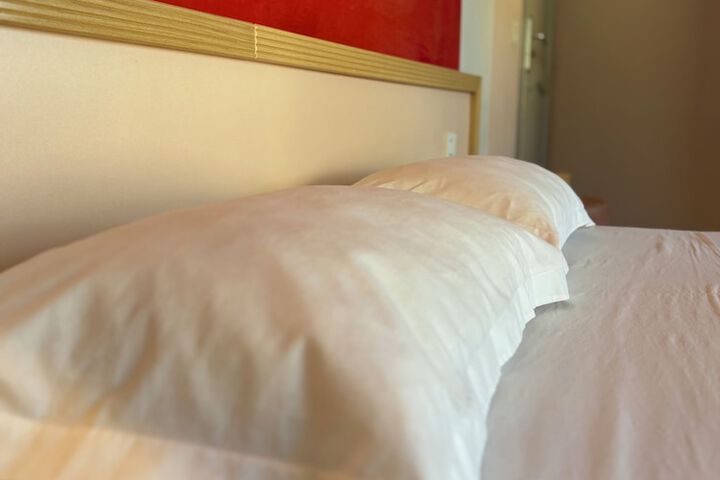 Room 28 of 193