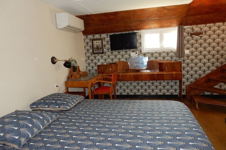 Room 8 of 122