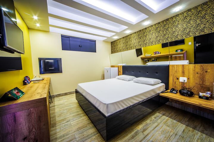 Room 8 of 19