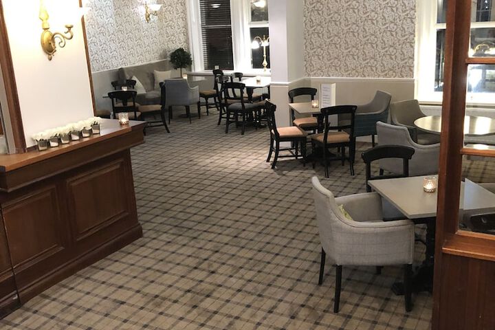 Lounge 25 of 43