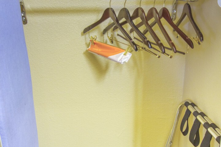Iron/ironing board