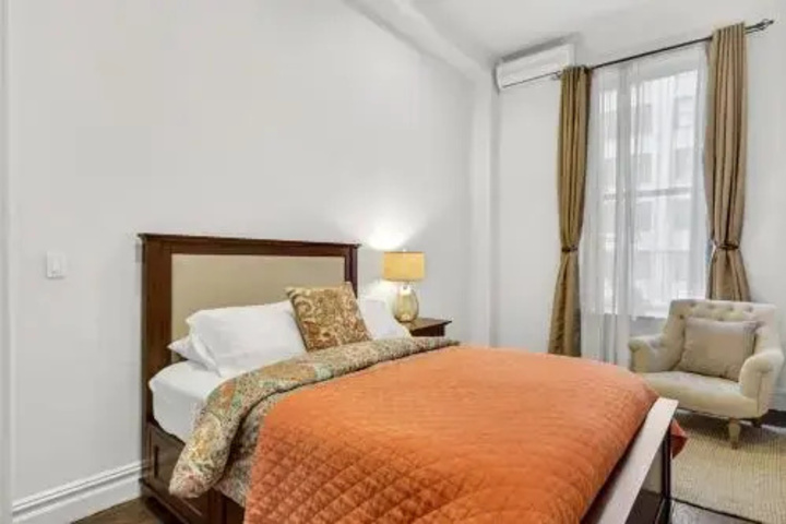 Room 4 of 9