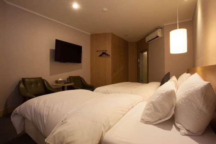 Room 3 of 53