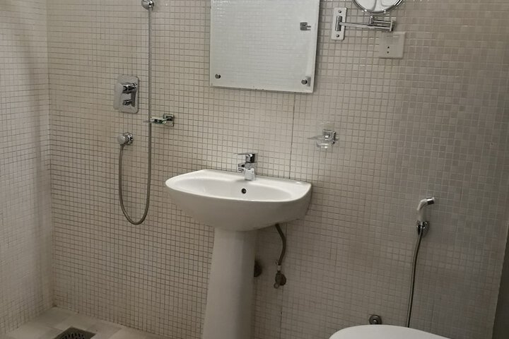 Room 27 of 37