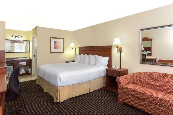 1 King Bed (19 of 23)