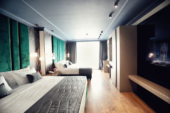 Room 12 of 107