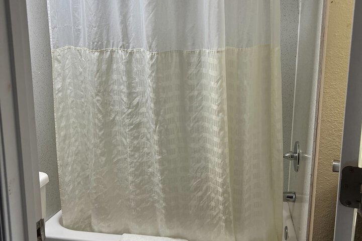 1 King Bed (4 of 7)