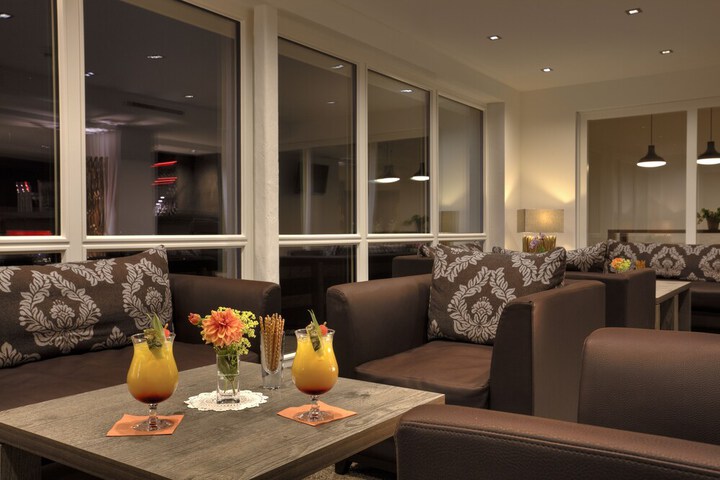 Lounge 32 of 48