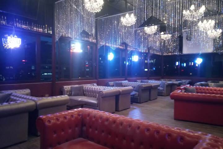 Lounge 33 of 34