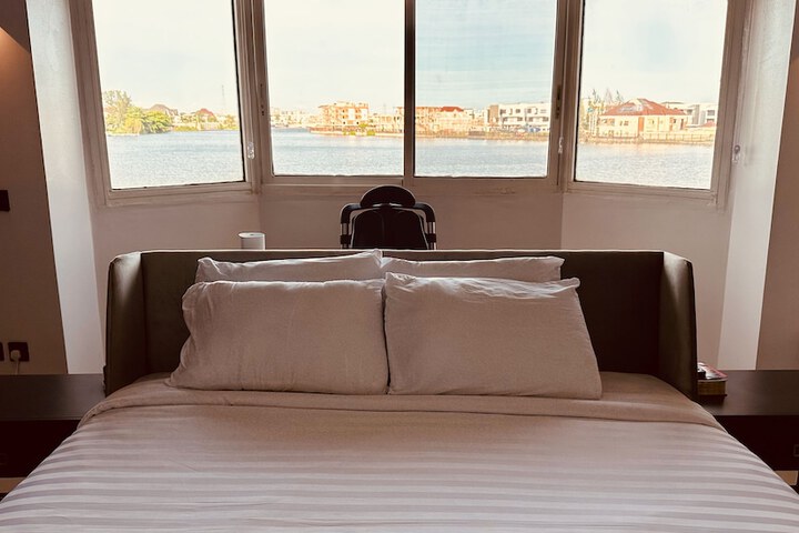 Room 10 of 37