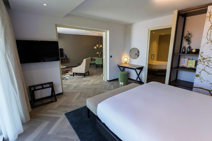 Room 5 of 76