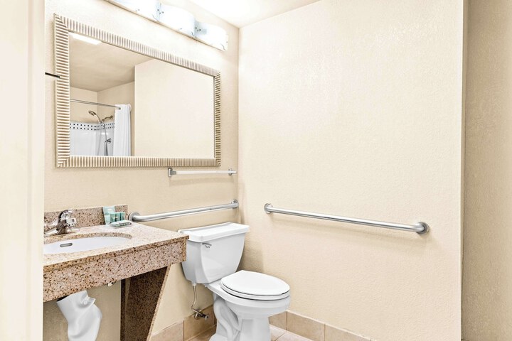 1 King Bed Microwave and Refrigerator WiFi Full Breakfast (5 of 17)