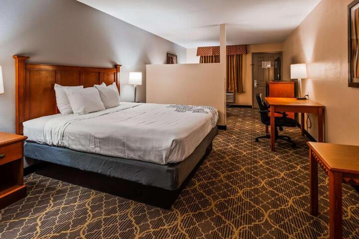 1 King Bed - Wireless High Speed Internet Accessible Microwave and Refrigerator, Coffee Mak (7 of 23)