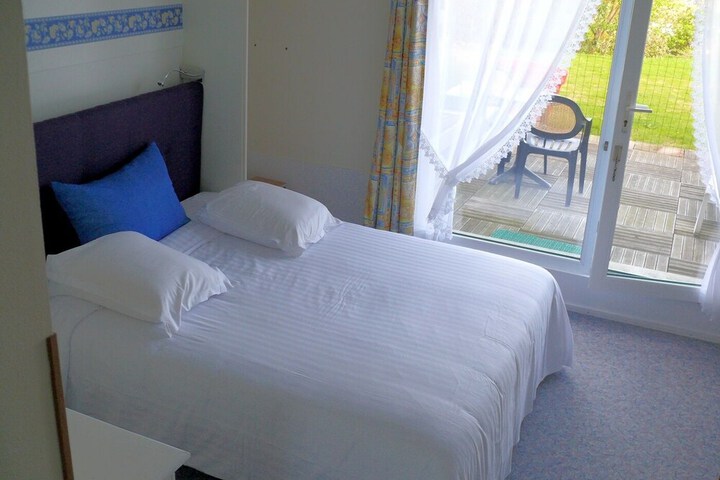Room 44 of 100