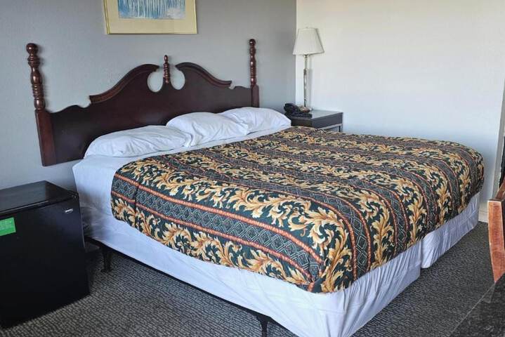 1 Queen Bed (3 of 8)