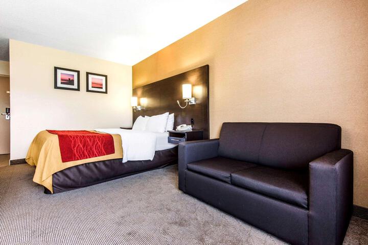 1 Queen Bed (7 of 9)