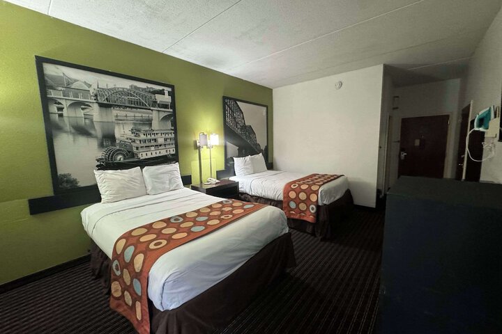 2 Queen Beds (2 of 5)