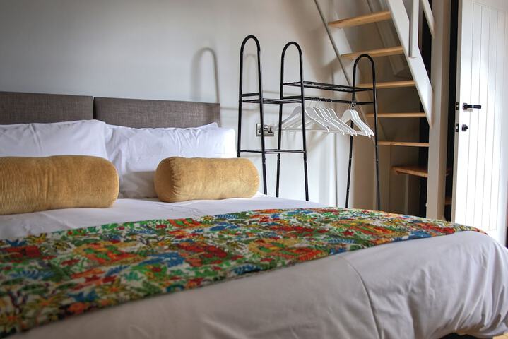 Room 10 of 32