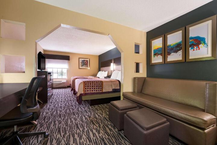 2 Queen Beds Microwave and Refrigerator WiFi Full Breakfast (13 of 15)