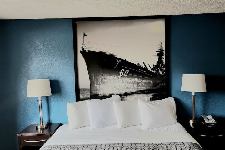 1 King Bed (6 of 13)