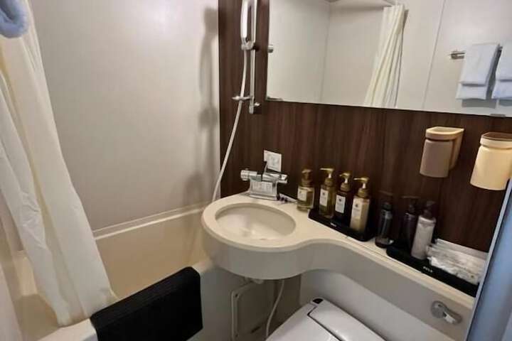 Room 10 of 18