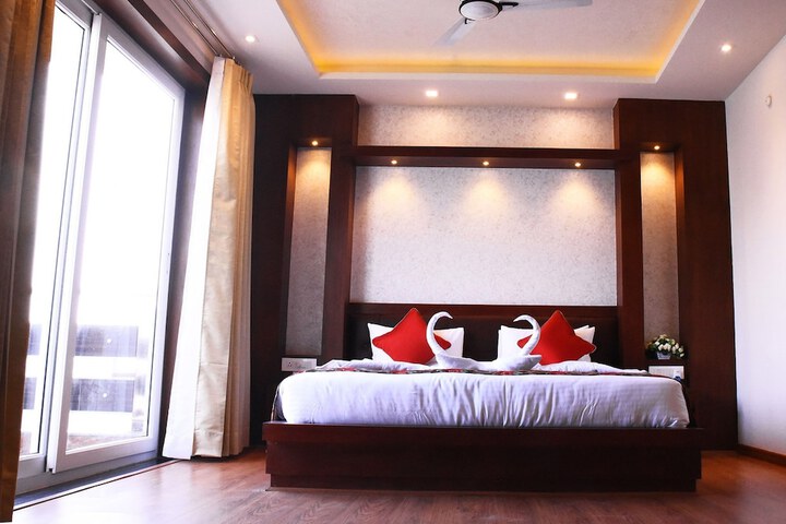 Room 8 of 33