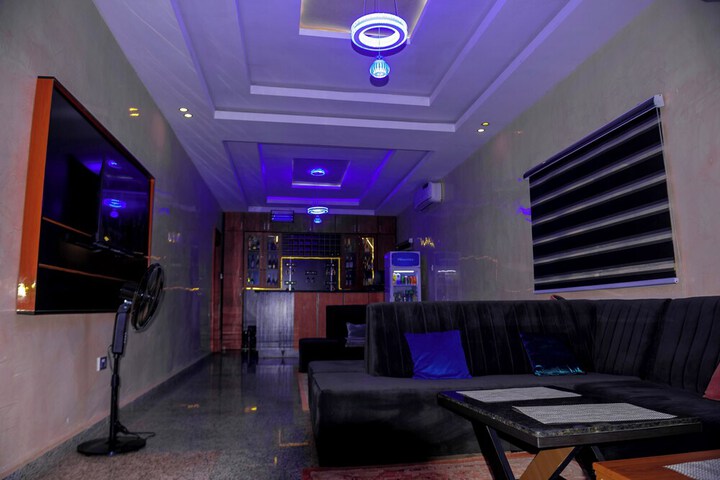 Lounge 32 of 51