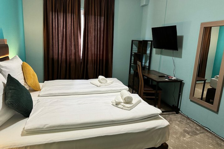 Room 13 of 16