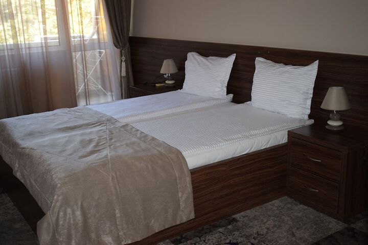 Room 4 of 7