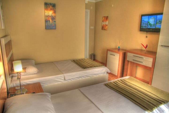 Room 6 of 12