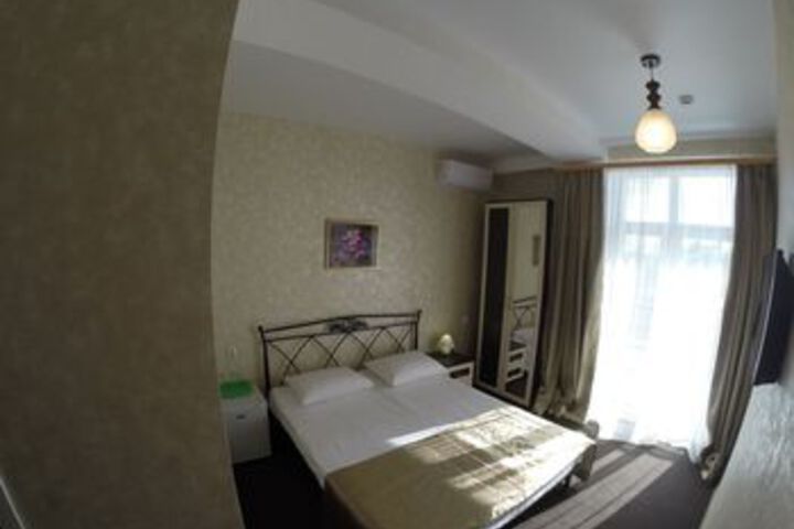 Room 100 of 176