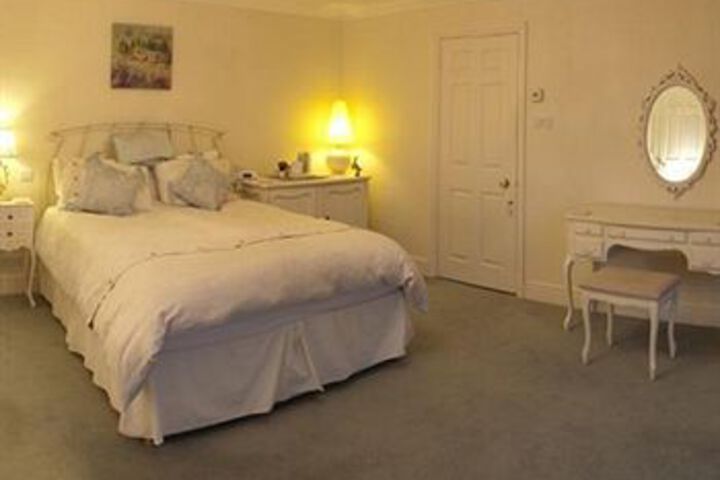 Room 6 of 9