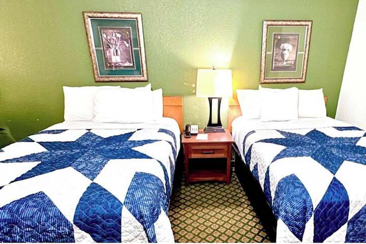 2 Queen Beds (5 of 6)