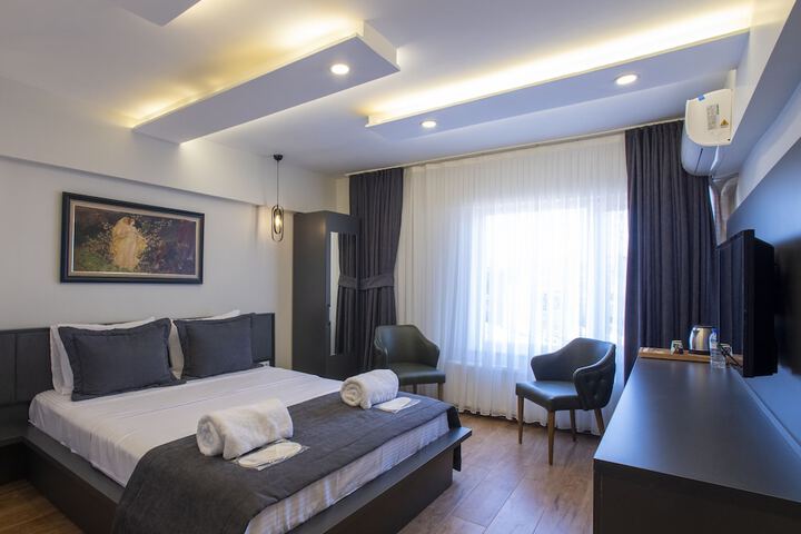 Room 8 of 12