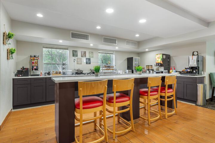 Breakfast area