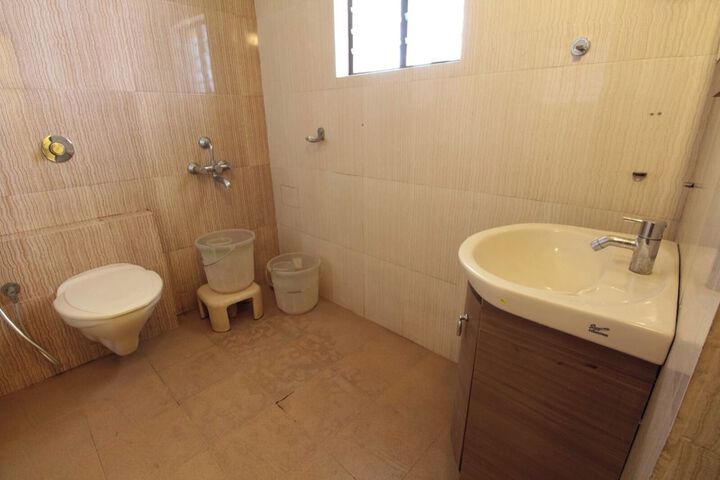 Room 6 of 9