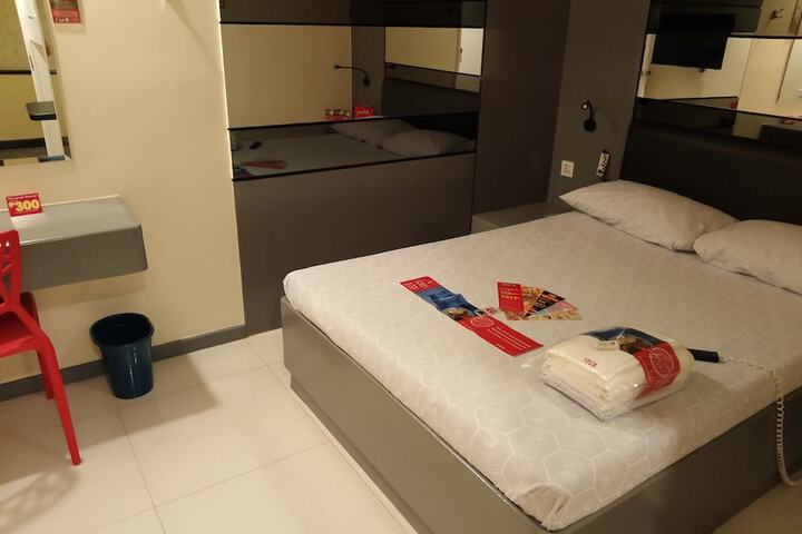 Room 9 of 27