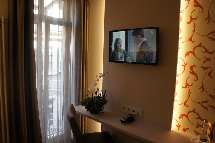Room 10 of 94