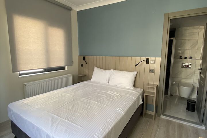 Room 9 of 16