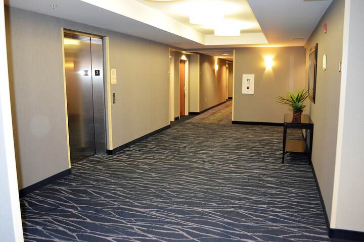 Ballroom/Hall 25 of 27