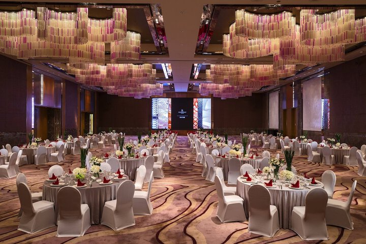 Ballroom/Hall 92 of 110