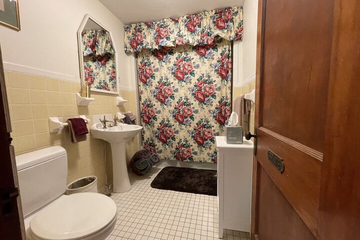 Room 33 of 60