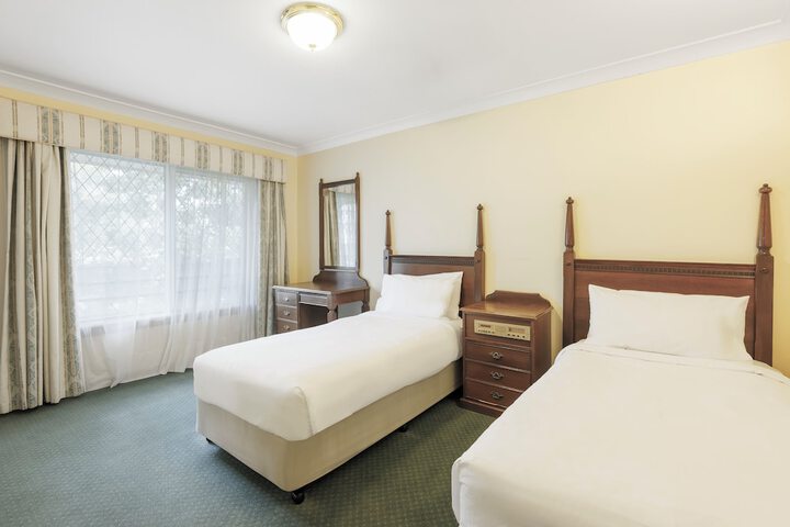 Room 5 of 99