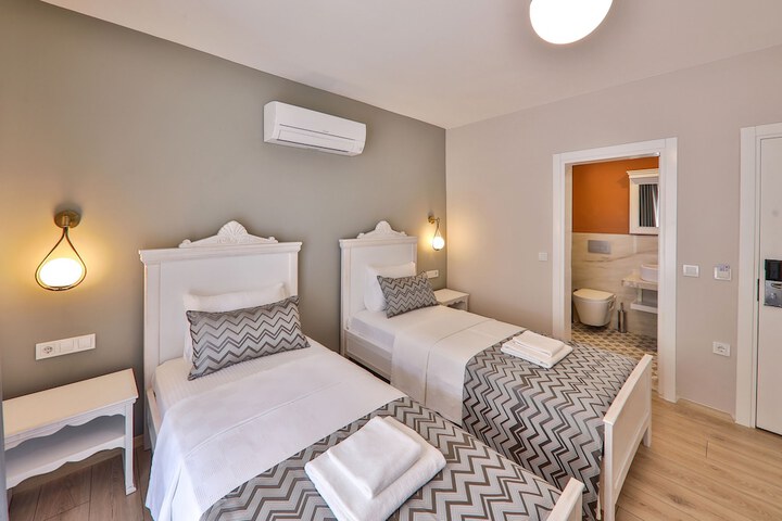 Room 6 of 23